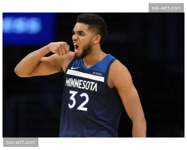 更衣室特写：维克托·文班亚马赛后加练一小时罚球，马刺教练组全程陪同