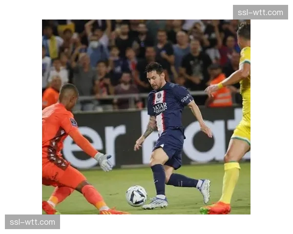 特写:南特门将拉冯扑出关键点球后激动落泪 特写:南特门将拉冯扑出关键点球后激动落泪