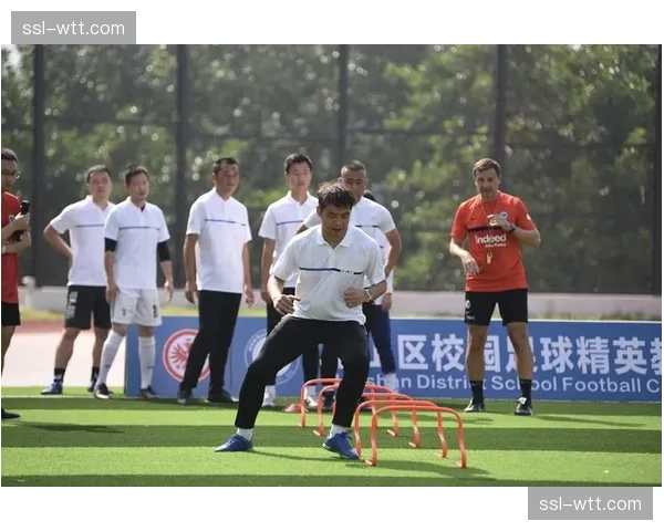 乌尊伤愈复出后仅替补登场，法兰克福教练使用引争议