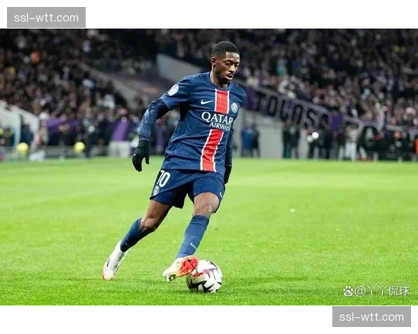 奥斯曼·登贝莱：本赛季欧冠淘汰赛4场2球2助攻，边路过人成功率68%